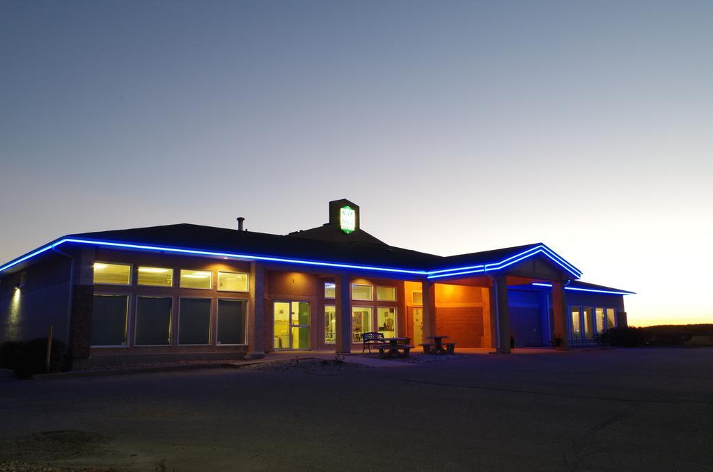 Bay Hill Inns & Suites Neepawa エクステリア 写真