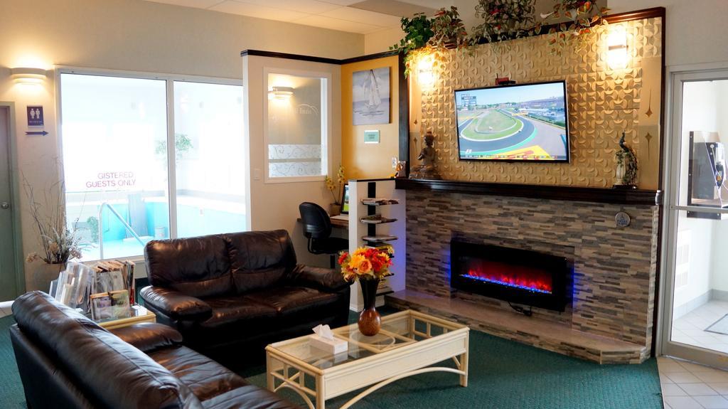 Bay Hill Inns & Suites Neepawa エクステリア 写真