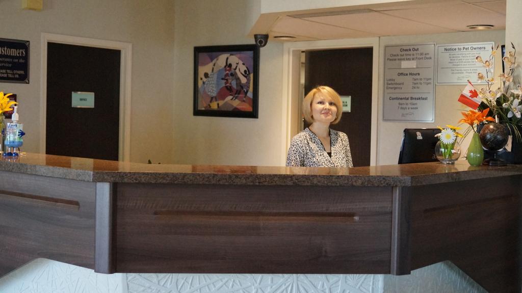 Bay Hill Inns & Suites Neepawa エクステリア 写真