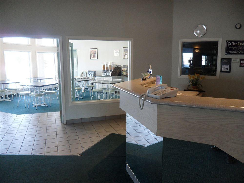 Bay Hill Inns & Suites Neepawa エクステリア 写真