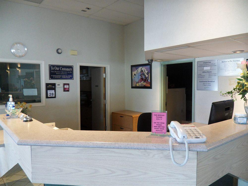 Bay Hill Inns & Suites Neepawa エクステリア 写真