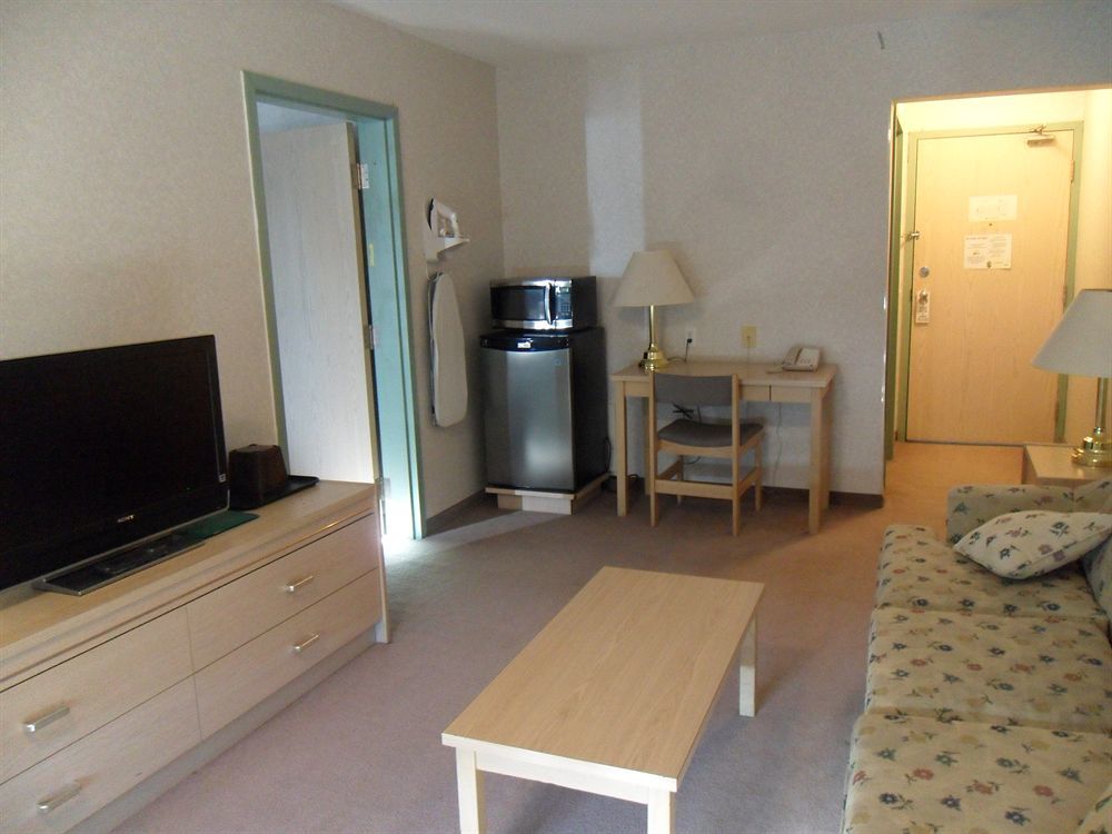 Bay Hill Inns & Suites Neepawa エクステリア 写真