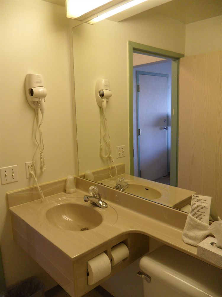 Bay Hill Inns & Suites Neepawa エクステリア 写真