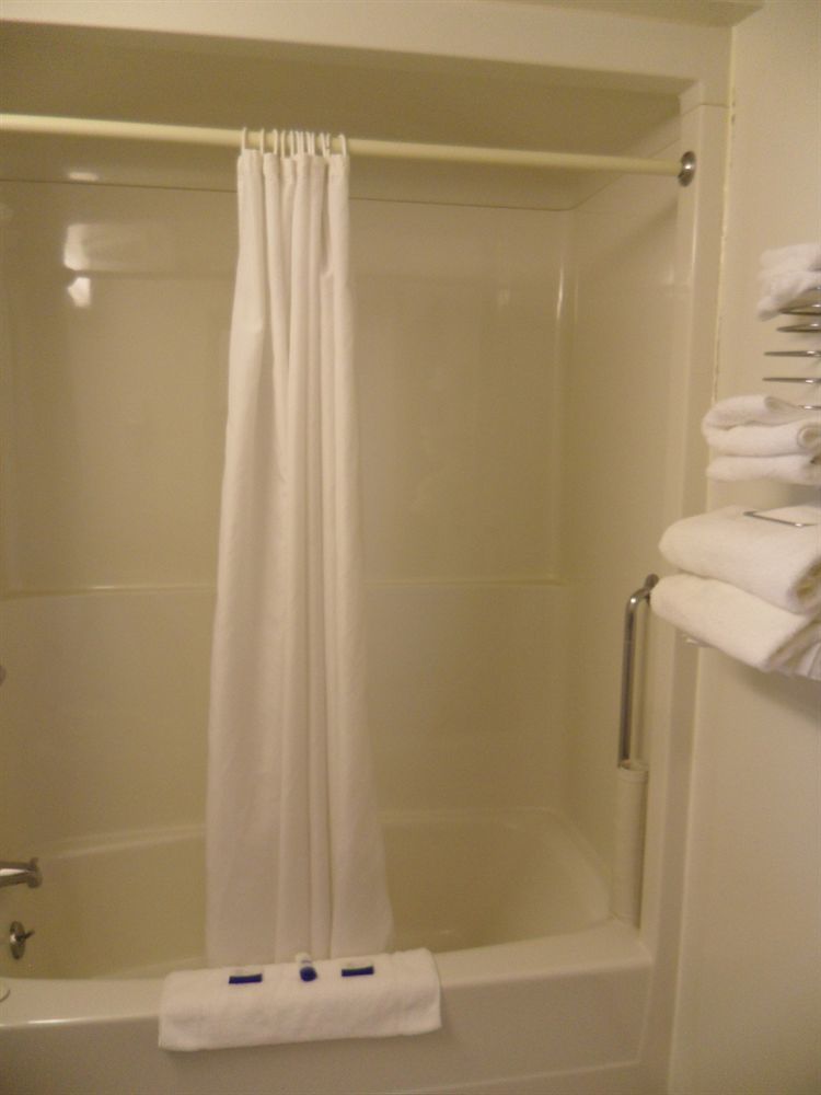 Bay Hill Inns & Suites Neepawa エクステリア 写真