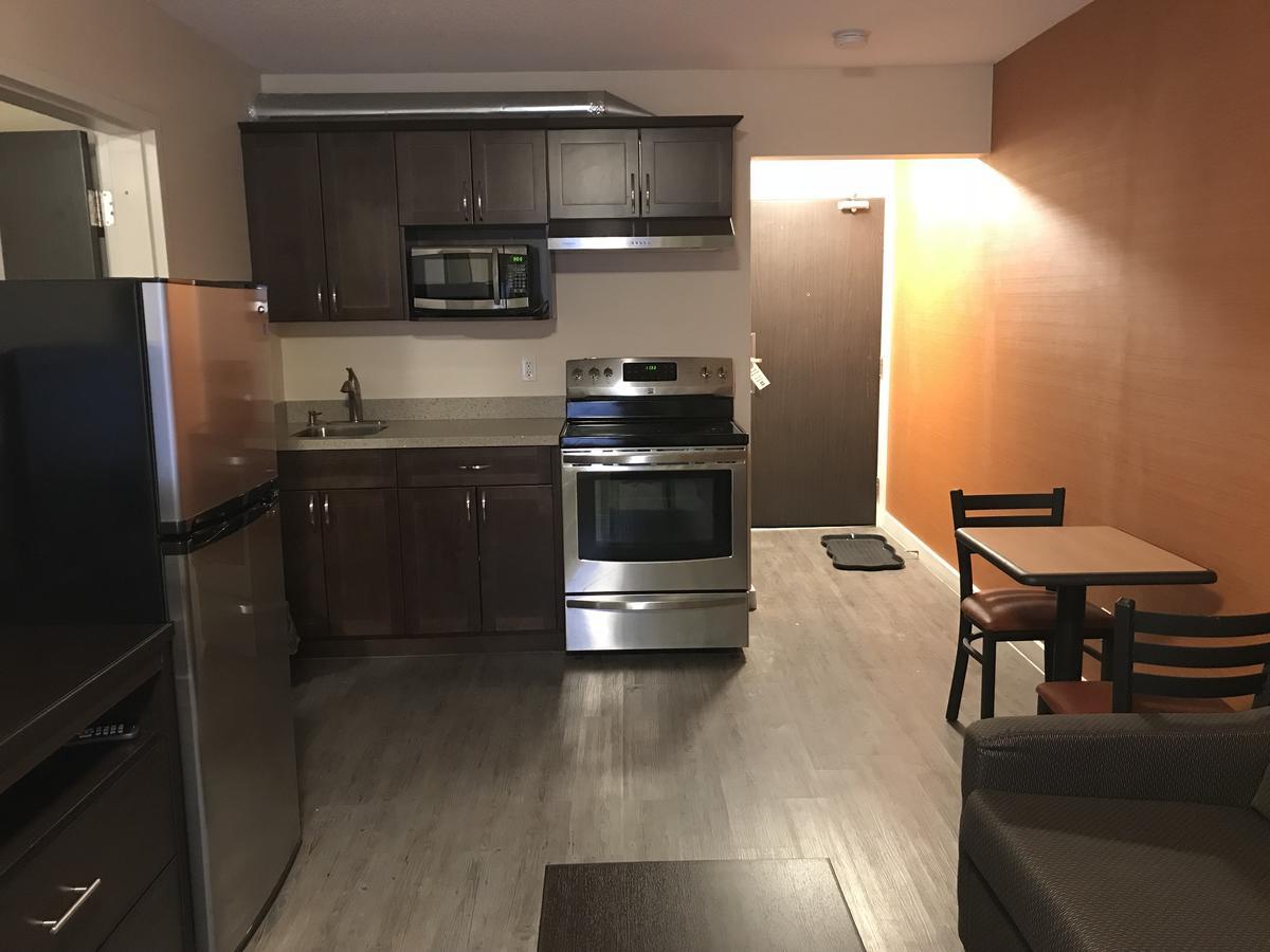 Bay Hill Inns & Suites Neepawa エクステリア 写真