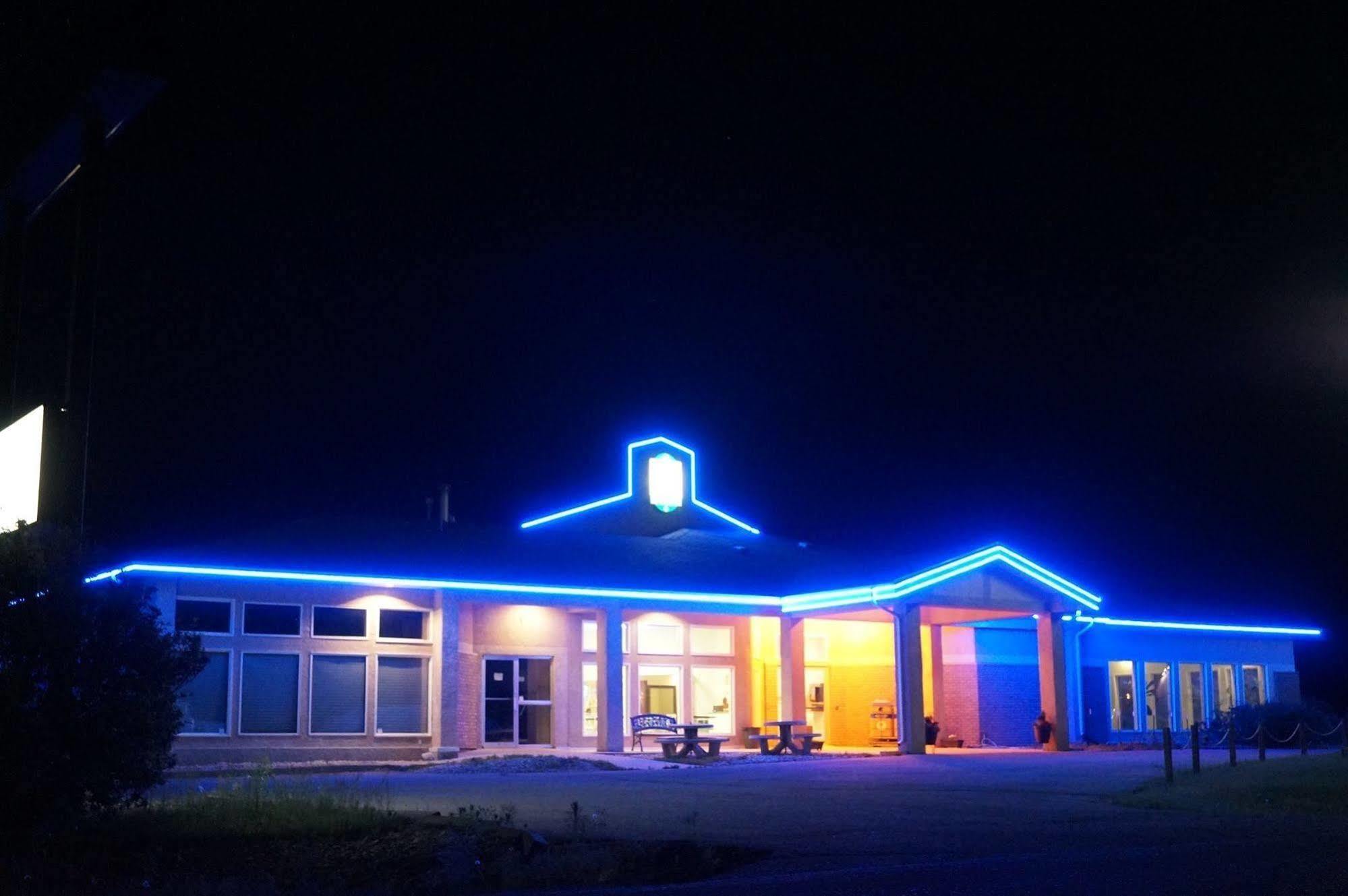 Bay Hill Inns & Suites Neepawa エクステリア 写真