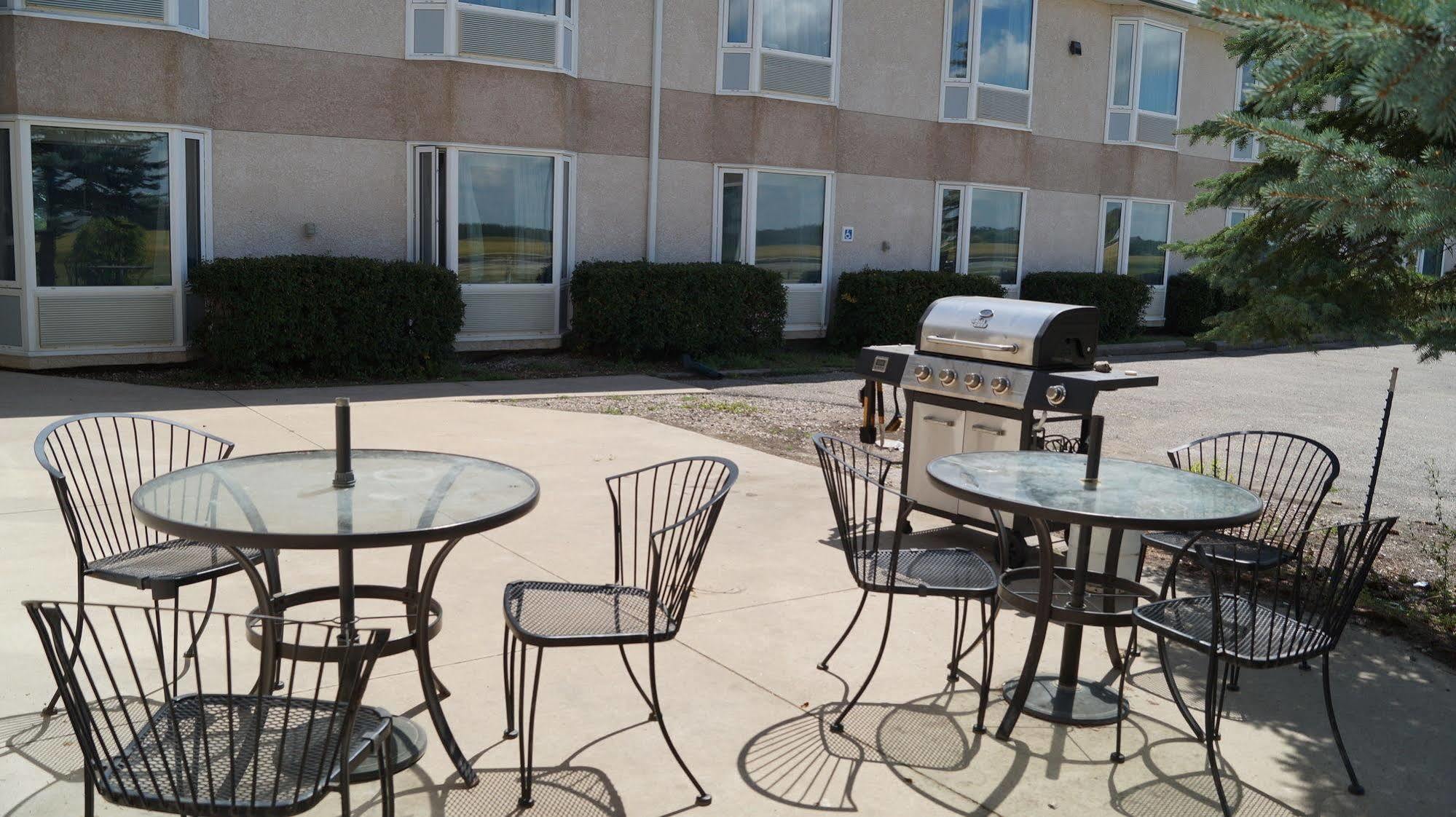 Bay Hill Inns & Suites Neepawa エクステリア 写真