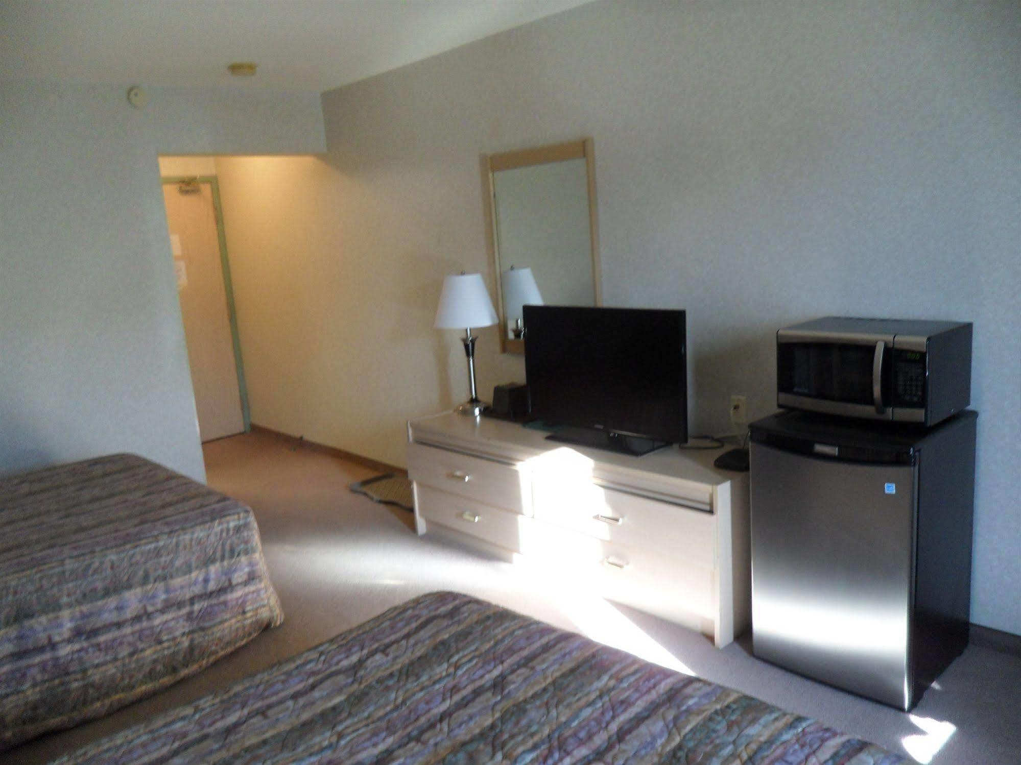 Bay Hill Inns & Suites Neepawa エクステリア 写真