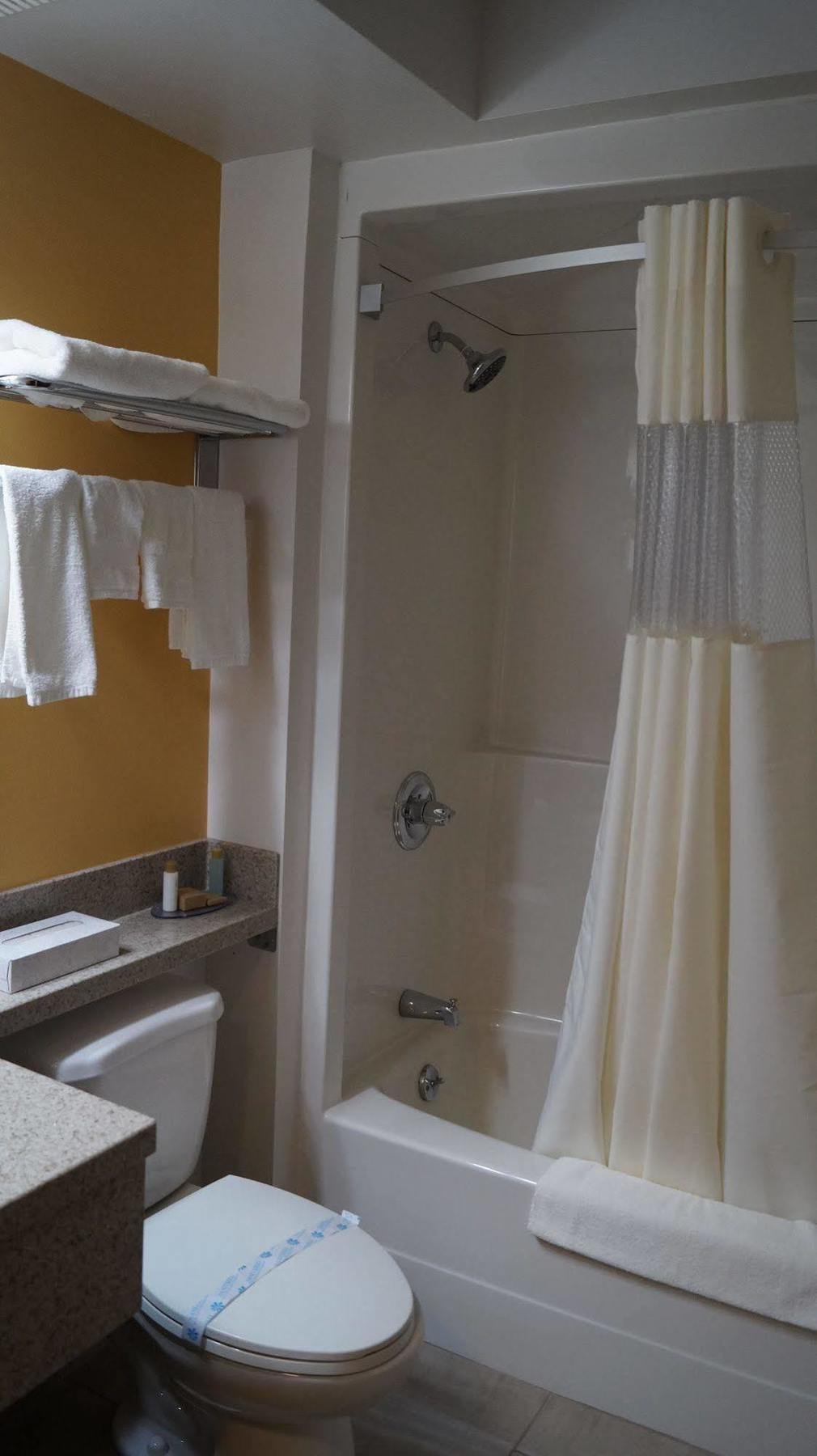 Bay Hill Inns & Suites Neepawa エクステリア 写真