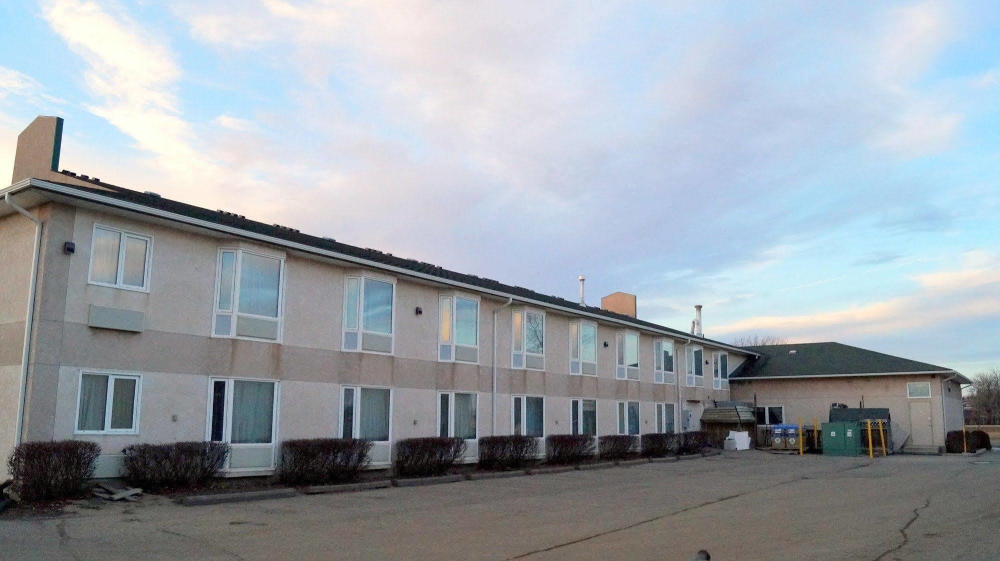 Bay Hill Inns & Suites Neepawa エクステリア 写真