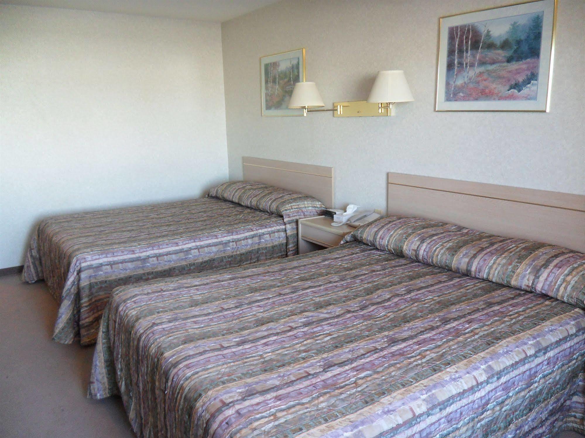 Bay Hill Inns & Suites Neepawa エクステリア 写真