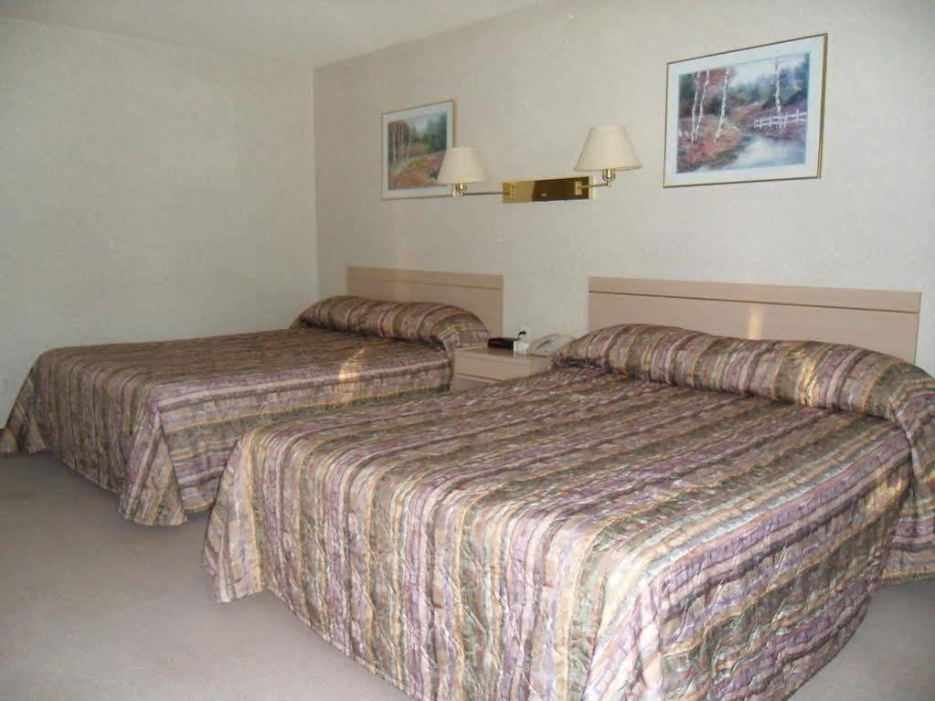 Bay Hill Inns & Suites Neepawa エクステリア 写真