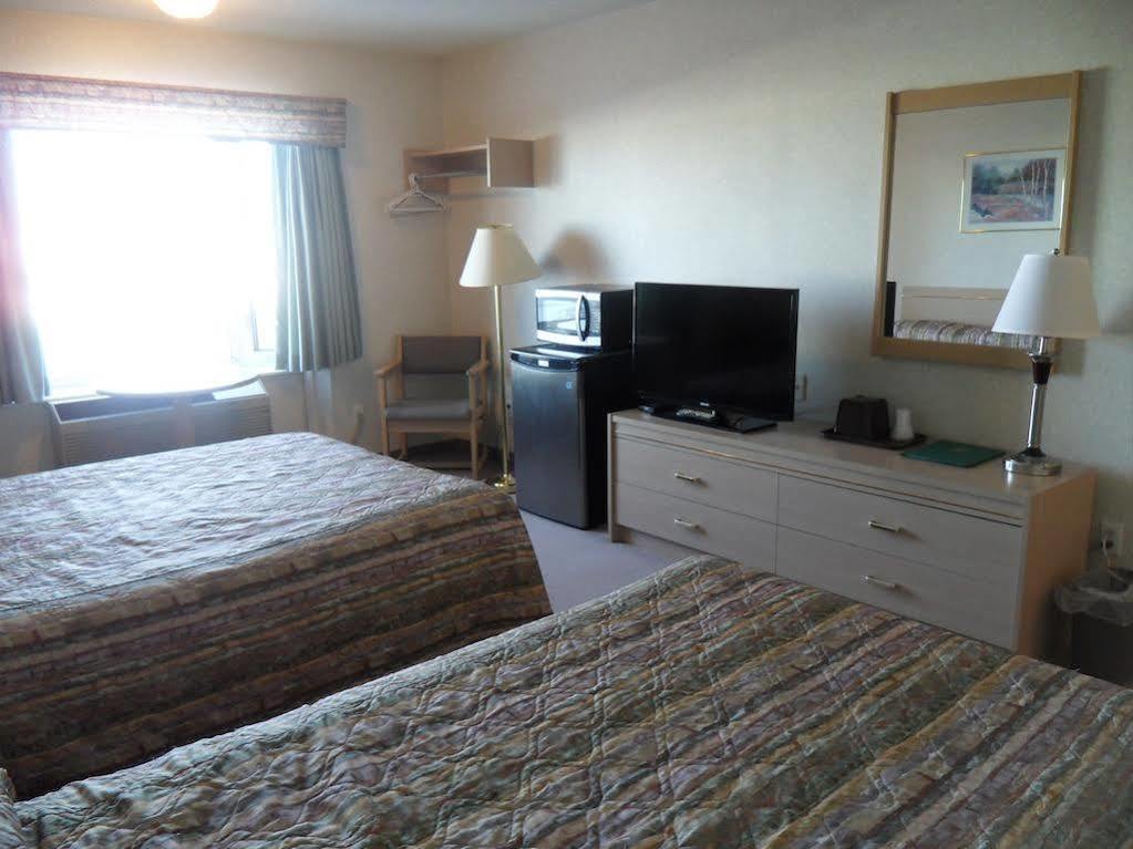 Bay Hill Inns & Suites Neepawa エクステリア 写真