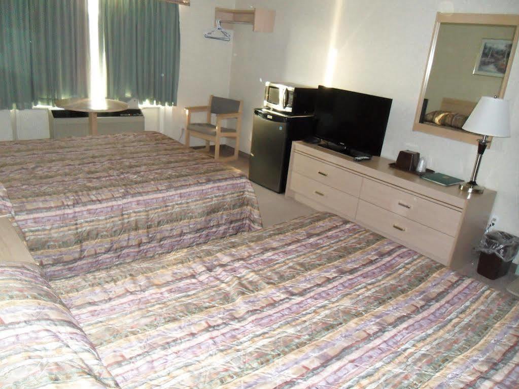 Bay Hill Inns & Suites Neepawa エクステリア 写真