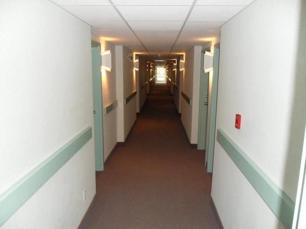 Bay Hill Inns & Suites Neepawa エクステリア 写真