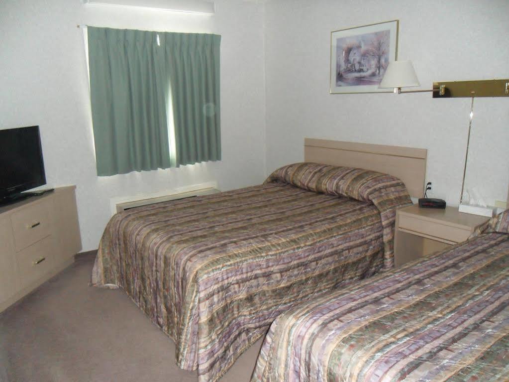 Bay Hill Inns & Suites Neepawa エクステリア 写真