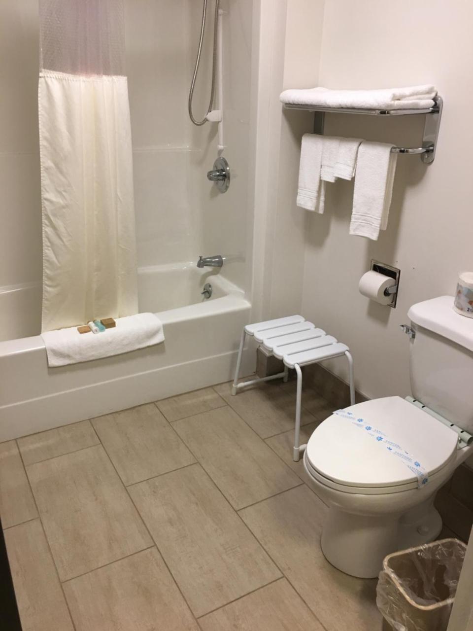 Bay Hill Inns & Suites Neepawa エクステリア 写真