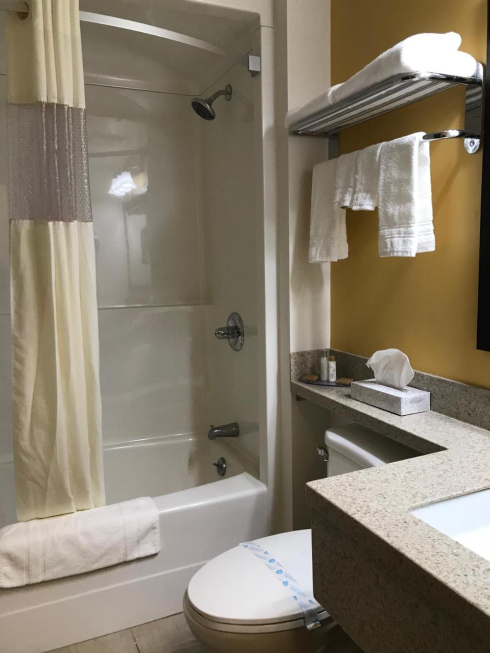 Bay Hill Inns & Suites Neepawa エクステリア 写真