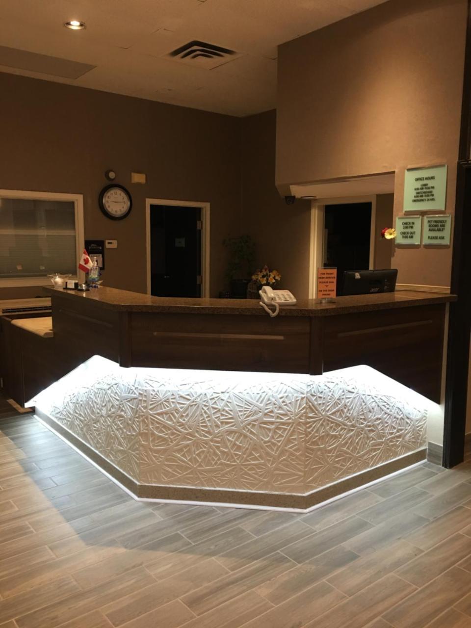 Bay Hill Inns & Suites Neepawa エクステリア 写真