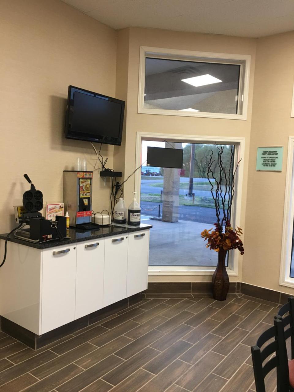 Bay Hill Inns & Suites Neepawa エクステリア 写真