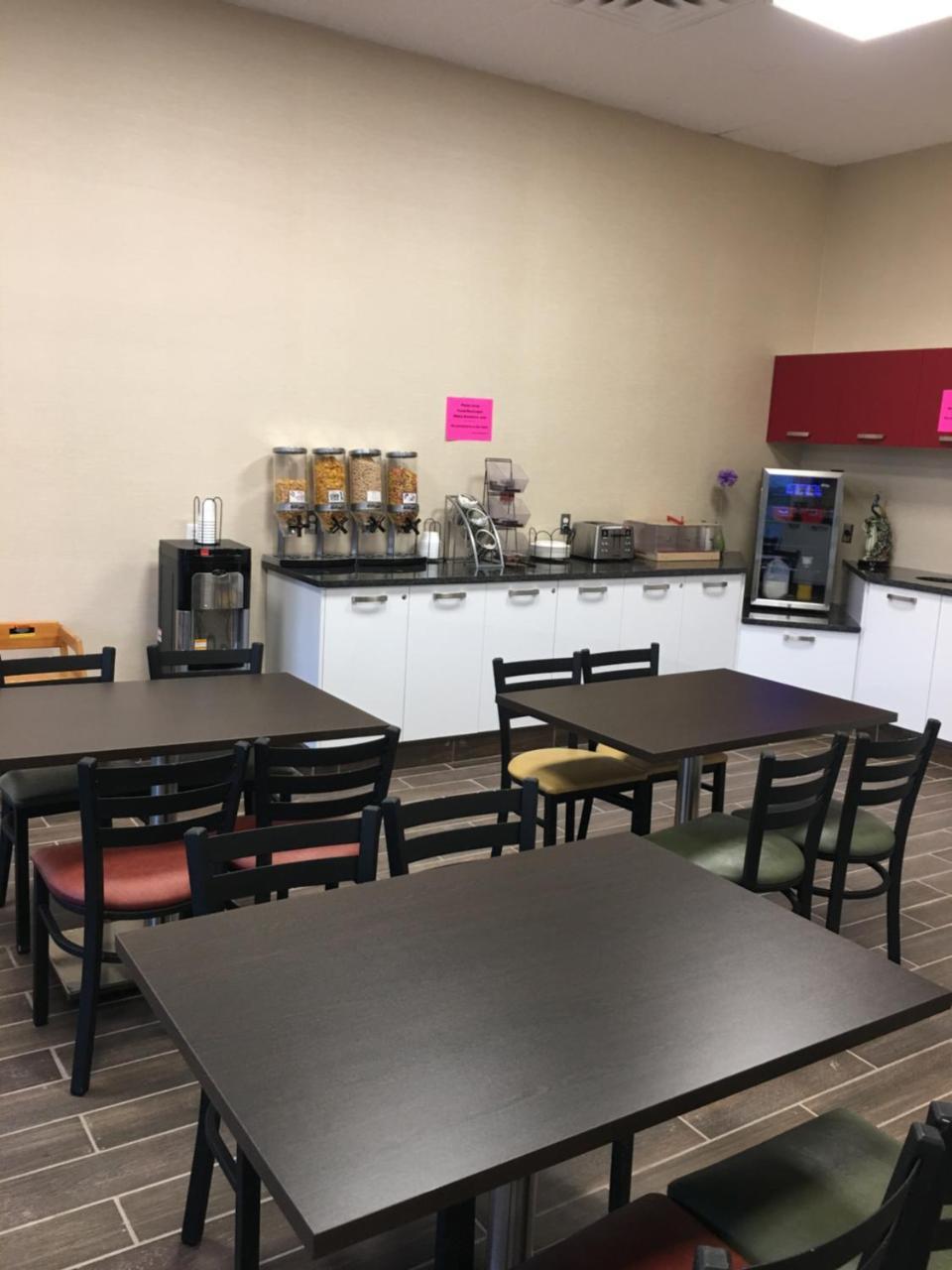 Bay Hill Inns & Suites Neepawa エクステリア 写真