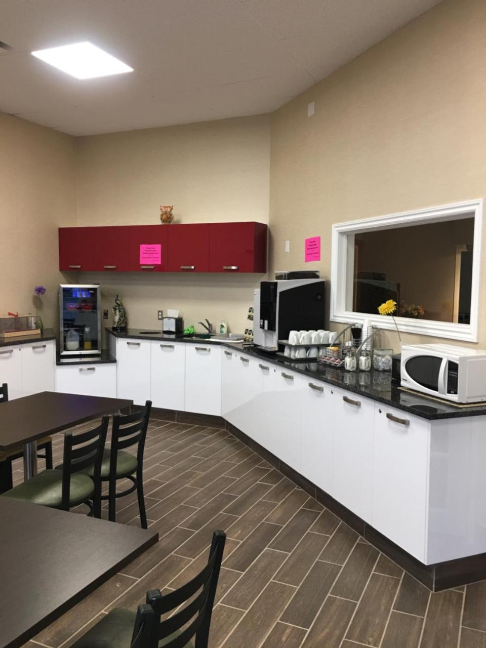Bay Hill Inns & Suites Neepawa エクステリア 写真