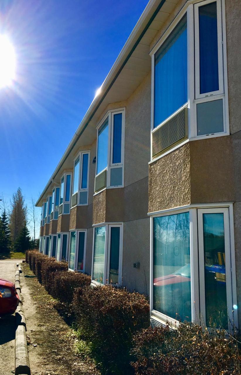 Bay Hill Inns & Suites Neepawa エクステリア 写真