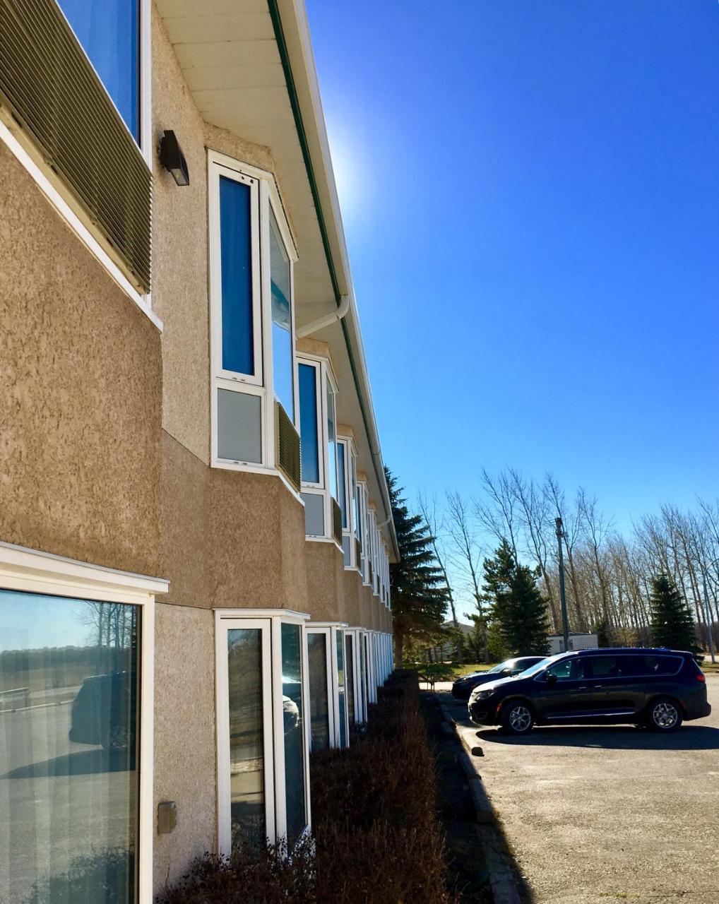 Bay Hill Inns & Suites Neepawa エクステリア 写真